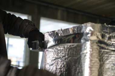 Metal bantla çalışmak havalandırma elementlerini yalıtır..