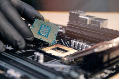 El ele tutuşan mühendis. Siyah eldiven işlemci işlemcisi. Bilgisayar ya da laptop V4 'ün prizine yerleştirmek için.