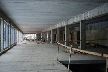 Beton sütunlu boş binanın geniş açılı arkaplan resmi, V2