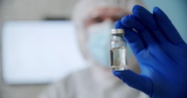 Blured Doctors 'ın elinde ampul aşı şişesi var. Vercion 2