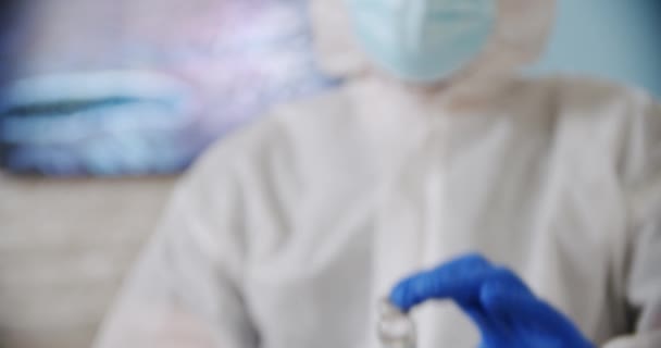 Blured Doctors tient une bouteille de vaccin ampoule à l'hôpital. Gros plan — Video