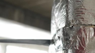 Metal bantla çalışmak havalandırma elementlerini yalıtır..