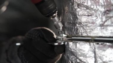 Eller çalışan tornavida, fırın kurulumu ve merkezi ısıtma pompası borusu. Isıtma ve soğutma işi. Kapat.