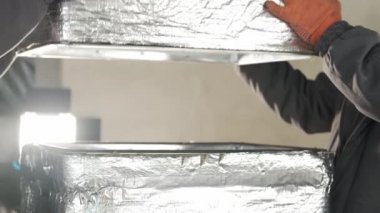 Tanınmayan, çalışan iki hava ısıtma sistemi kuruyor. Fırın ve Merkezi Isıtma Pompası Kanalı kuruluyor. Isıtma ve Soğutma İşleri.