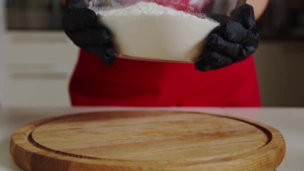 Baker valmistaa ainekset kulhoon ruoanlaitto taikina leivontaan kakku, lähikuva. — kuvapankkivideo