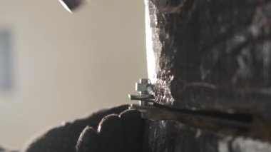 Hands 'i kapat, çalışan tornavida, kazan ve merkezi ısıtma pompası kanalı kuruluyor. Isıtma ve Soğutma İşleri.