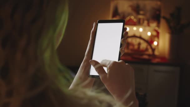 Vrouw thuis met behulp van Screen Smartphone in verticale portretmodus. POV-weergave — Stockvideo