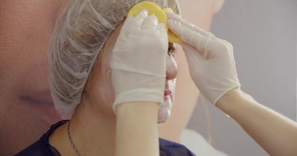 Starsza kobieta stosuje makijaż twarzy przez jej makijaż, pielęgnacji skóry, stosując krem. — Wideo stockowe