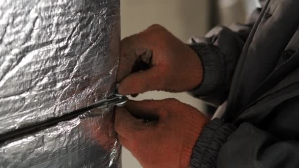 Κοντινό πλάνο Το ρούι του εργαζομένου σφίγγει τις βίδες στο αντικείμενο, τοποθετώντας κλίβανο και κεντρική αντλία θέρμανσης Duct. Εργασίες θέρμανσης και ψύξης. — Αρχείο Βίντεο