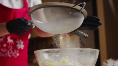 Maya hamurunun üzerine düşen şekerin yavaş hareketi. Görüntüyü kapat