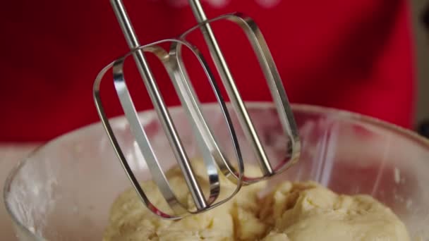 Cose up view Baker misturando ingredientes em boliche cozinhando bolo de massa usando misturador elétrico, — Vídeo de Stock