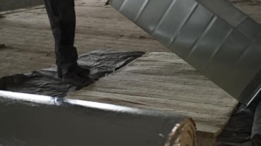 Tanınmayan, çalışan iki hava ısıtma sistemi kuruyor. Fırın ve Merkezi Isıtma Pompası Kanalı kuruluyor. Isıtma ve soğutma işi. yavaş çekim