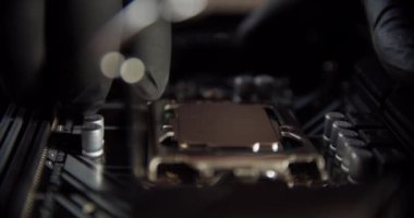 Bilgisayar ya da dizüstü bilgisayarın prizine takmak için siyah eldiven işlemci işlemcisi içinde el ele tutuşan mühendis tamircisi. Görünüm Vercion 4 'ü kapat