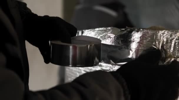 Práce s kovovou páskou izoluje ventilační prvky. Zavřít — Stock video