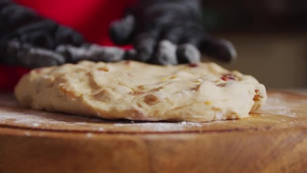 Lassú mozgás Knead a tésztát a torta. Édes étel desszert elkészítése a konyhában otthon, fából készült asztalon. 2. változat — Stock videók