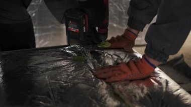 Tanınmayan, çalışan iki hava ısıtma sistemi kuruyor. Fırın ve Merkezi Isıtma Pompası Kanalı kuruluyor. Isıtma ve soğutma işi. Vercion 2 'yi kapat