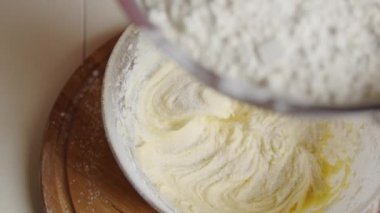 Maya hamurunun üzerine düşen şekerin yavaş hareketi. Üst görünümü kapat