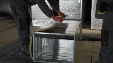 Tanınmayan, çalışan iki hava ısıtma sistemi kuruyor. Fırın ve Merkezi Isıtma Pompası Kanalı kuruluyor. Isıtma ve soğutma işi. Yavaş çekim