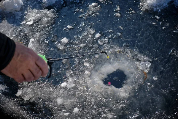 Agujero de hielo y caña de pescar para pesca de invierno. Vista superior — Foto de Stock