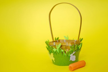 Doldurulmamış Paskalya sepeti sarı arkaplanda izole edildi.