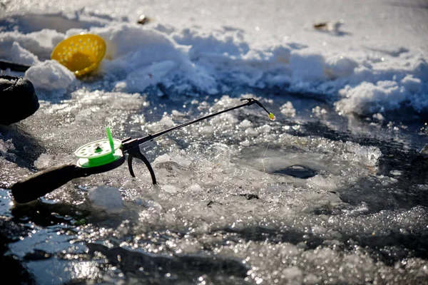Agujero de hielo y caña de pescar para pesca de invierno. Primer plano V2 — Foto de Stock