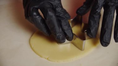 Kadın eli, zencefilli kurabiye yaparken yakından görülüyor. Noel ve Yeni Yıl Konsepti Vercion 5