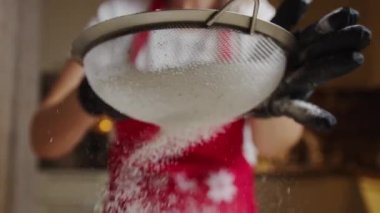 Maya hamurunun üzerine düşen şekerin yavaş hareketi. Görünüm Vercion 4 'ü kapat