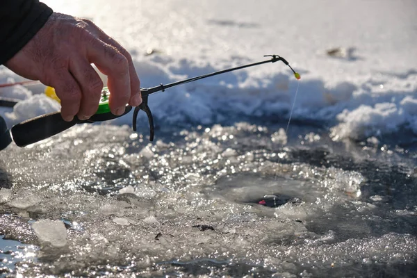 Kış balıkçılığı için buz deliği ve olta. V3 'ü kapat