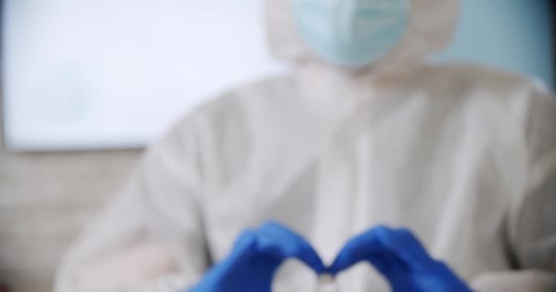 Blured Doctors ręka trzyma ampułkę butelki szczepionki w szpitalu. oznaka serca — Wideo stockowe