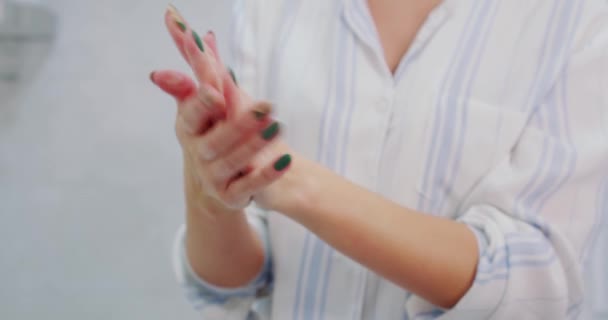 Zblízka ruce ženy nanášení tělové mléko krém a vůni krém na ruce. — Stock video
