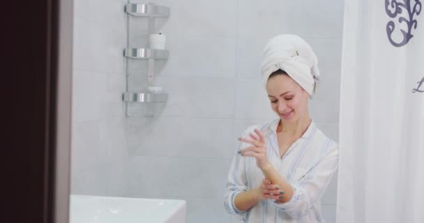 Γυναίκα εφαρμογή κρέμα σώματος στο χέρι και μυρωδιά κρέμα λοσιόν στο χέρι. — Αρχείο Βίντεο