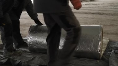 Eller çalışan tornavida, fırın kurulumu ve merkezi ısıtma pompası borusu. Isıtma ve soğutma işi. Vercion 2
