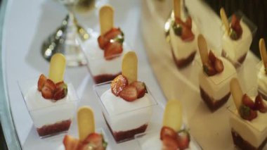 Güzel, parlak büfenin yakınında bir sürü tatlı atıştırmalık, bir çikolata, beyaz bir masanın üzerinde..