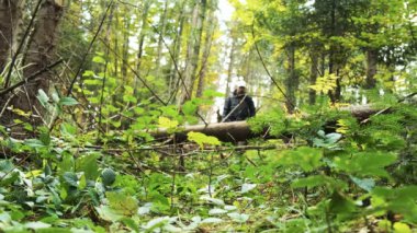 Orman yolunda yürüyen biri var. Yavaş çekim