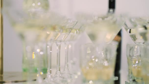 Chrystal okulary ustawione w barze w drogiej restauracji koktajl party uroczystości weselne. Zamknij się. — Wideo stockowe