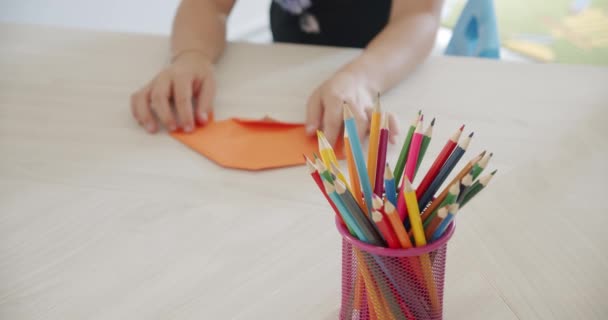 Τα παιδιά παίρνουν χρωματιστά μολύβια, — Αρχείο Βίντεο