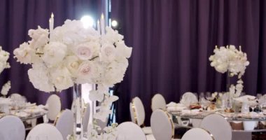 Restorandaki masalar akşam yemeği için hazır, parti düğünü için servis ediliyor.,