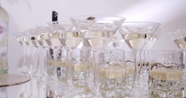 Chrystal okulary ustawione w barze w drogiej restauracji koktajl party uroczystości weselne. Przesuń kamerę — Wideo stockowe