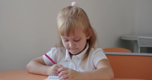 Porträtt skolbarn sitter på bordet gör läxor, skola och hemundervisning, Distansutbildning. — Stockvideo