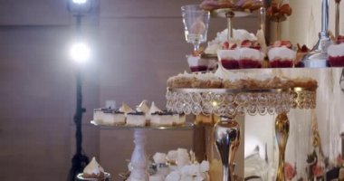 Büyük, güzel, altın bir açık büfe, bir sürü tatlı atıştırmalık, bir çikolata. Kapat.