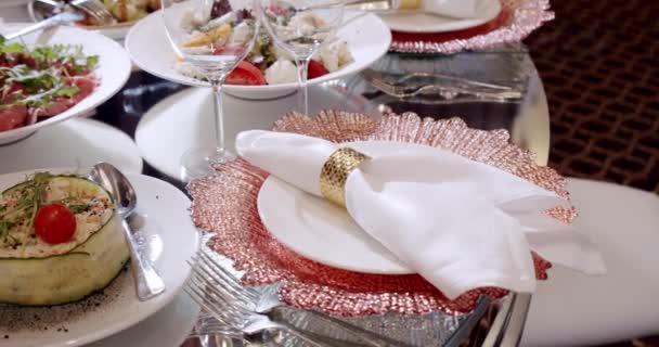 Close up Τραπέζια σε εστιατόριο έτοιμο για δείπνο, σερβίρεται για γάμο κόμμα, — Αρχείο Βίντεο
