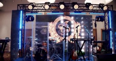 Gece kulübündeki Boş Konser Sahnesi. Sahnede Parlak Renkli Işıklar. Vercion 2