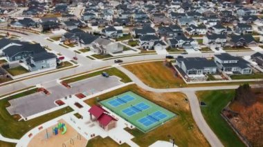 Amerikan mahallesinin, banliyösünün havadan görüntüsü. Emlak, İHA fotoğrafları, sonbahar zamanı.