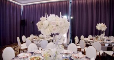 Lokantadaki masalar akşam yemeği için hazır, parti düğünü için servis edilmiş, geniş açı.