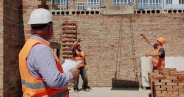 Ustabaşı inşaatın gidişatını kontrol ediyor..