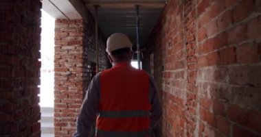 Hard Hat Walking Thorugh inşaatında tanınmayan profesyonel fabrika işçisi. Vercion 3