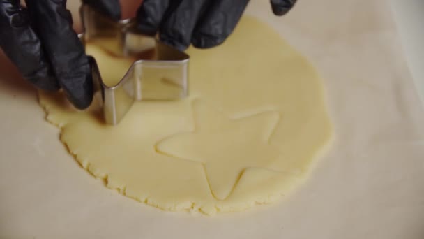 Een vrouw die met de hand een koekje van peperkoek maakt in de vorm. Kerst- en nieuwjaarsconcept Vercion 6 — Stockvideo