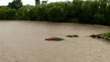 Hava aracı görüntüsü. Su baskınının çamur kayması. Büyük doğal afetlerin ardından oluşan yıkımı göstermek için uygun, Vercion 3