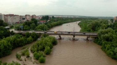 Hava aracı görüntüsü. Köprü ve Rriver 'ın suyu şiddetli yağmurdan sonra büyük ve kirli. geniş görünüm Vercion 2