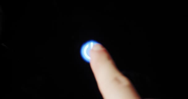 Ludzki palec włącza przycisk ekranu dotykowego i aktywuje futurystyczną sztuczną inteligencję. Wizualizacja uczenia maszynowego, AI, Concept Vercion 3 — Wideo stockowe